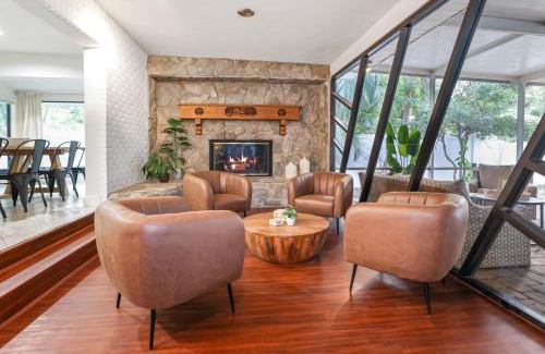 Seminole House | Golden Retreat: Expansive 6BR Home w Heated POOL ~