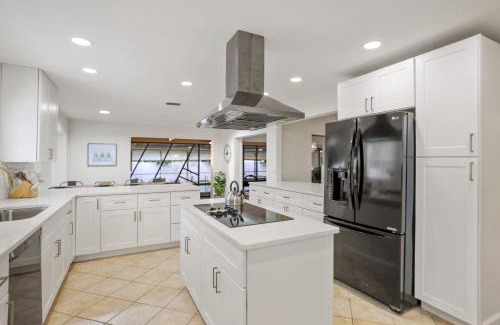 Seminole House | Golden Retreat: Expansive 6BR Home w Heated POOL ~