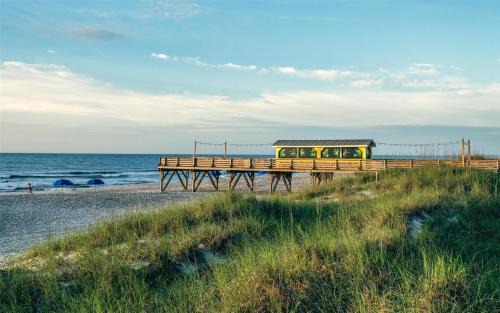 Wilmington Beach Hotel | Golden Sands Carolina Beach Oceanfront, Tapestry by Hilton