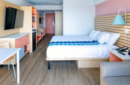 Wilmington Beach Hotel | Golden Sands Carolina Beach Oceanfront, Tapestry by Hilton