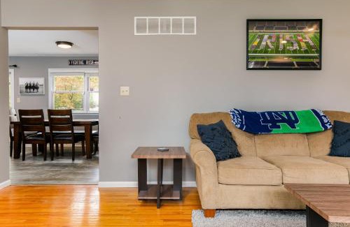 South Bend Apartment | Golden Shamrock 3BR Home 3min to ND