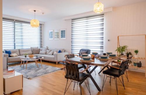 Kucukcekmece Apartment | Golden Stones House Garden And Lake View