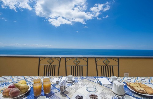 Praiano House | Golden Vaults, at few stairs from the road. It is easy to park in the area