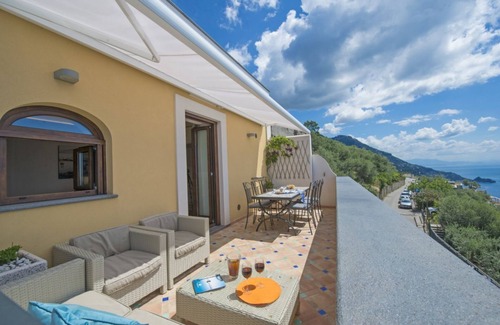 Praiano House | Golden Vaults, at few stairs from the road. It is easy to park in the area