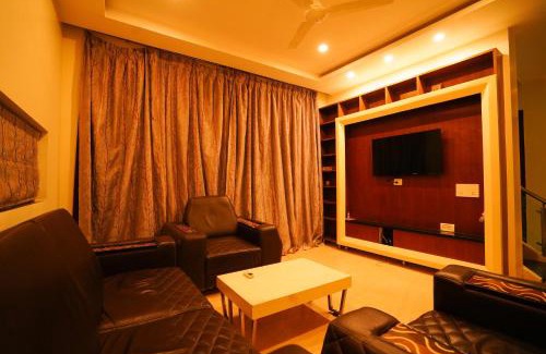Tirupati House | Golden Villa - Duplex House With Private Theater - Near To Alipiri And Bhudevi TTD Ticket Counter And Kapilateertham