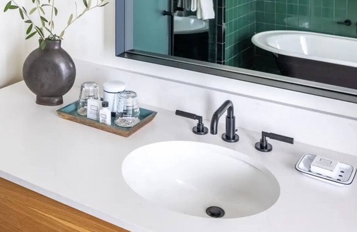 Merced Hotel | Golden Warmth - Boutique Experience Near Lake Yosemite | Historic Stay