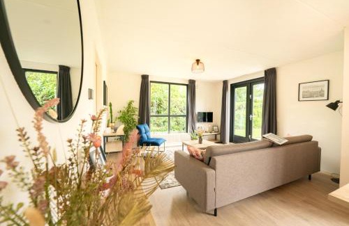 Ewijk House | Goldenescape 6P Vrijstaand Huis met royale tuin en Hottub
