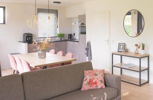 Ewijk House | Goldenescape 6P Vrijstaand Huis met royale tuin en Hottub