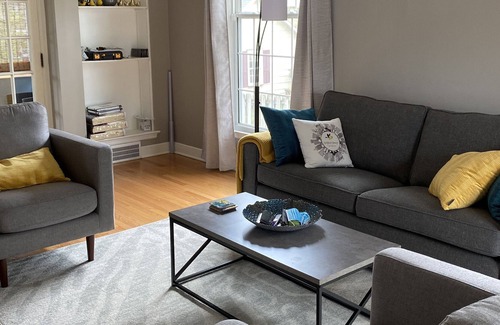 Cedar Rapids House | Goldfinch Getaway near Med Q and Coe College