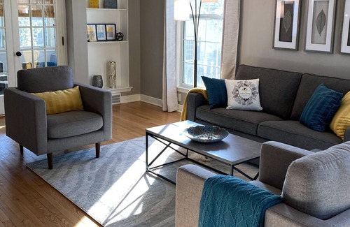 Cedar Rapids House | Goldfinch Getaway near Med Q and Coe College