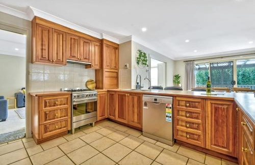 Calare House | Goldfinch Way Stunning & Spacious Home Sleeps 11
