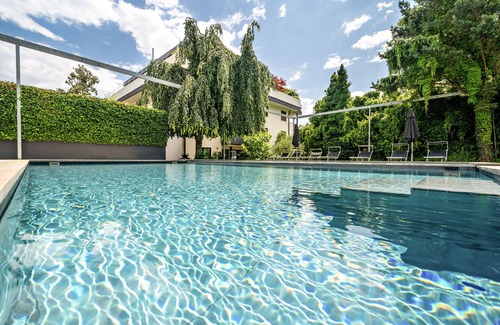 Lana Apartment | goldfinger individual Apartment with Mountain View, Pool, Wi-Fi, Balcony & Garden