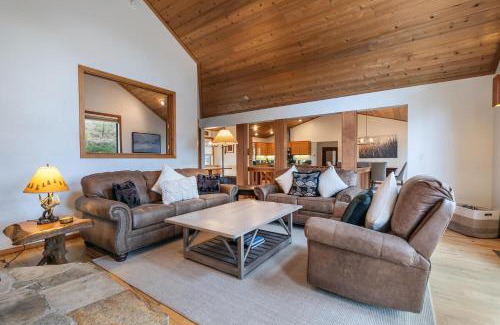 Truckee House | Goldmine - Luxury Northstar 4BR- Shuttle to Slopes- Gym Access- Pet Friendly
