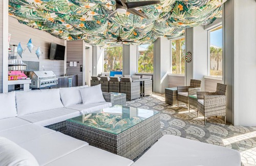 Villa Primera House | Golf Cart and Elevator Retreat 1 Block to Beach