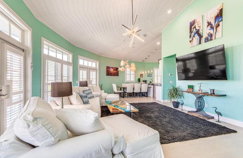 Villa Primera House | Golf Cart and Elevator Retreat 1 Block to Beach