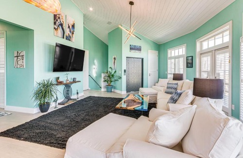 Villa Primera House | Golf Cart and Elevator Retreat 1 Block to Beach