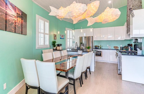 Villa Primera House | Golf Cart and Elevator Retreat 1 Block to Beach