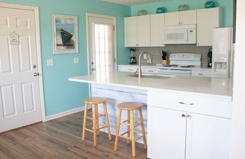 Kiska Beach House | 🪸 GOLF CART INCLUDED! Beach Cottage on the WEST END! Red Reef 🪸