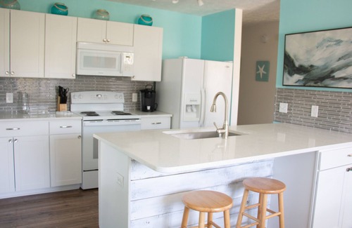 Kiska Beach House | 🪸 GOLF CART INCLUDED! Beach Cottage on the WEST END! Red Reef 🪸