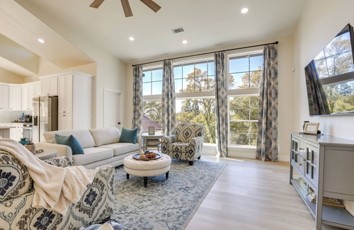 Auburn Apartment | Golf Course Across Street: Modern Auburn Apartment