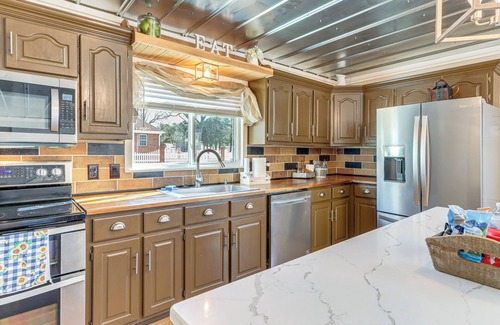 Chatsworth House | Golf Course Getaway w/Private Pool in Chatsworth!