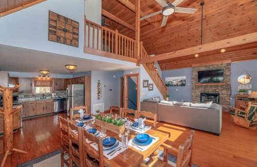Townsend Cabin | Golf Course-Resort Pool-2 King Suites-Scenic Cabin in Townsend, TN River Tubing-6mi to National Park