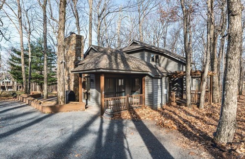 Chestnut Springs House | Golf Course Views Golden Tee Pool Tennis Golf Hike