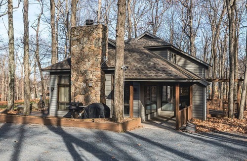 Chestnut Springs House | Golf Course Views Golden Tee Pool Tennis Golf Hike