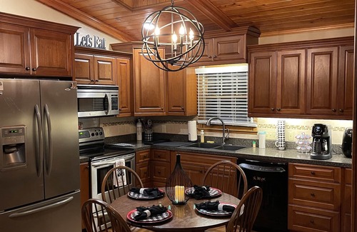 Newland House | Golf course view in NC mountains- near wineries and more!