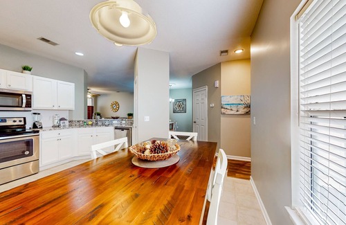 Red Hill House | Golf course-view townhouse with hot tub, outdoor pool, golf, balcony, W/D, & AC