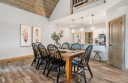 Table Rock House | Golf Simulator- Private Hot Tub- Lake Views- Free Daily Tickets- Close to Attractions
