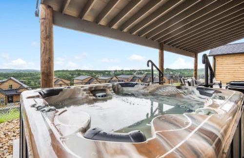 Table Rock House | Golf Simulator- Private Hot Tub- Lake Views- Free Daily Tickets- Close to Attractions