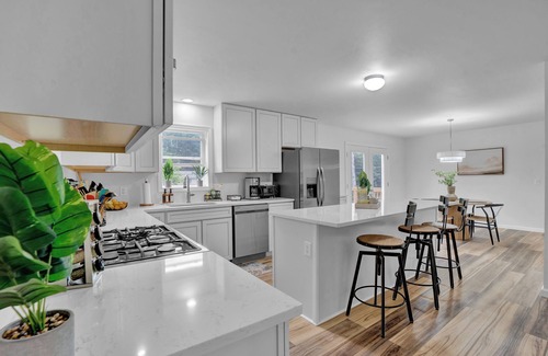 Blakeslee Ski Chalet | Golf Simulator, Swim Spa, Outdoor Bar&TV, Gym, Movie Theater, Game Room & Sauna!