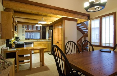 Sunriver Condo | Golf View Condo with Fireplace, Patio & Bunk Room