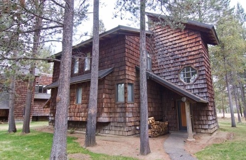 Sunriver Condo | Golf View Condo with Fireplace, Patio & Bunk Room