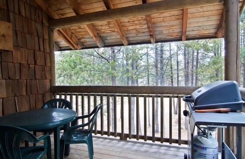 Sunriver Condo | Golf View Condo with Fireplace, Patio & Bunk Room
