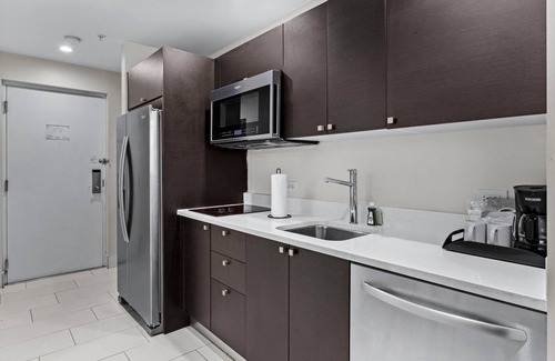 Doral Condo | Golfers Dream, close to all the action, Lg Studio