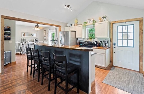 Waynesville House | Golfing~ Hot Tub ~ Fenced Yard ~Stocked Kitchen ~9mi to Park