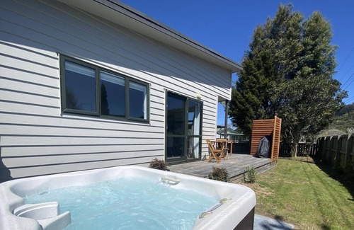 Selwyn Heights House | Gondola View Inn - 3 Bedroom, 1 Bathroom close to the attractions