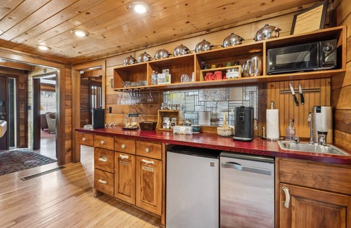 Whitefish House | Good Medicine Lodge - Breakfast Included plus drinks and snacks