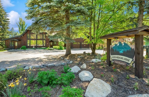 Whitefish House | Good Medicine Lodge - Breakfast Included plus drinks and snacks
