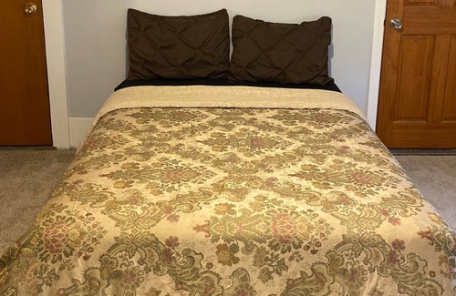 Beverly Apartment | Good size 3 bedroom apartment in Beverly