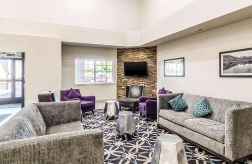 West Central Westminster House | Good value and friendly service near 1stBank Center!