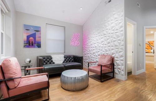 Barnum House | Good Vibe Tribe-2 Mi DT-Hot Tub-K Bed-Pet Friendly