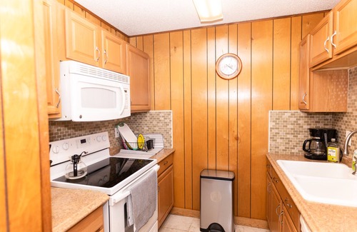 Bushkill Ski Chalet | Good Vibes Chalet With Private Hot Tub & Sauna in Saw Creek Private Community