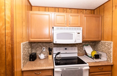 Bushkill Ski Chalet | Good Vibes Chalet With Private Hot Tub & Sauna in Saw Creek Private Community