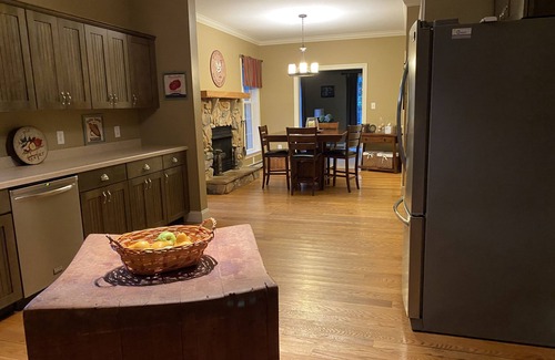 Milford House | Good year lake getaway! Hottub, on water, sleeps11! Oneonta Cooperstown Close!