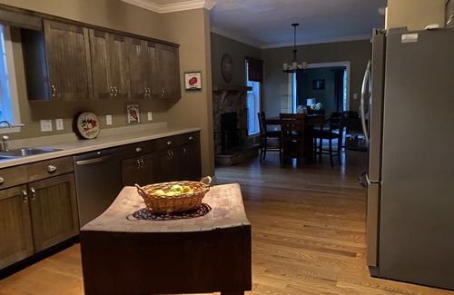 Milford House | Good year lake getaway! Hottub, on water, sleeps11! Oneonta Cooperstown Close!