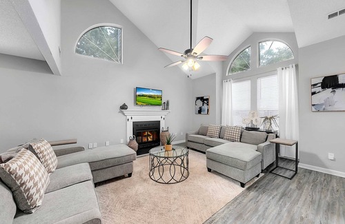 Town Center House | "GoodKarma Rentals"=Refreshed Kennesaw Serene Haven In A Peaceful Nhood, Next To
