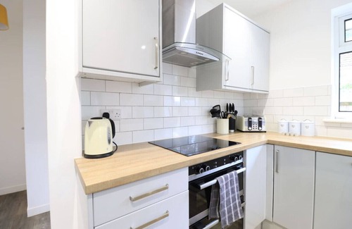 Northampton House | 🌟Goodwood House w/FREE Parking, Garden & Netflix🌟